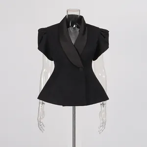 Detailansicht eines schwarzen französischen Peplum-Tops mit eleganten Satin-Revers.