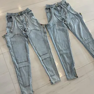 Jean en denim bleu clair avec un design ajouré irrégulier et des détails de coutures brutes