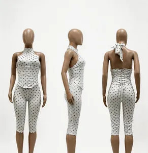 Combinaison dos nu à pois pour femme avec haut bustier et pantalon court blanc