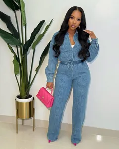Vista completa de la modelo con un conjunto de dos piezas de denim texturizado azul