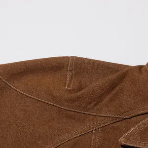 Dettaglio di una giacca corta marrone retrò stile invecchiato con cuciture e trama del tessuto