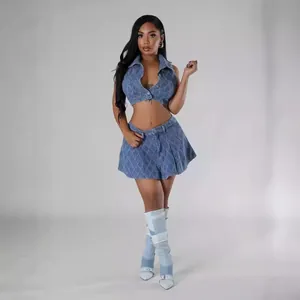 Vue détaillée d'un ensemble deux pièces en denim à carreaux sans manches sur un modèle.