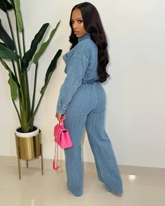 Conjunto de dos piezas de mezclilla azul con top de manga larga y pantalones de pierna ancha