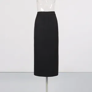 Detailansicht eines eleganten schwarzen Bleistiftrocks mit hoher Taille für Damen
