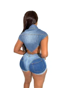 Vue de dos d'un ensemble en jean deux pièces avec crop top irrégulier et short moulant