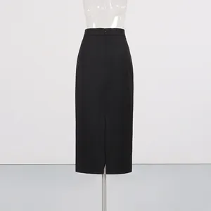 Rückansicht eines eleganten schwarzen Midirocks mit hohem Bund und schickem Schlitz