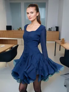 Elegante mini abito a sbuffo blu navy con scollo quadrato e maniche a campana ruffles