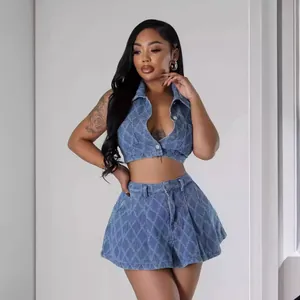 Ensemble deux pièces en jean bleu délavé matelassé avec crop top et jupe