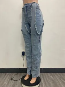Gros plan sur un jean en denim extensible à taille haute avec découpes et zips irréguliers