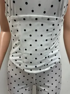 Gros plan sur une combinaison sans manches à pois blancs avec taille corset à baleines