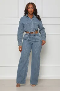 Conjunto de dos piezas de mezclilla con camisa corta de manga larga y pantalón ancho.