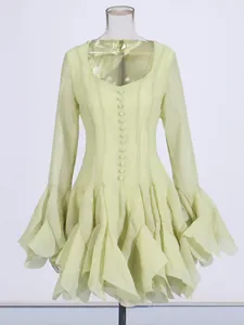 Mini abito verde chiaro stile francese con scollo quadrato e maniche a campana