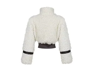 Achteraanzicht van witte cropped faux fur jas met zwart ribgebreid boord en details