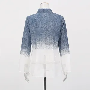 Achterkant van een chic blauw denim overhemd met kleurverloop en doorschijnende witte zoom.
