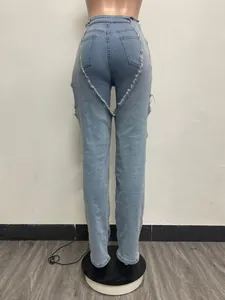 Vue détaillée d'un jean bleu clair à taille haute avec découpe en forme de cœur au dos