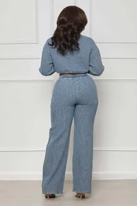 Vista trasera detallada de conjunto de top corto de punto azul y pantalones anchos