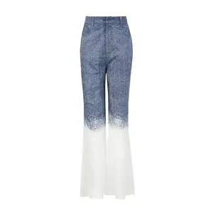 Stijlvolle uitlopende broek met hoge taille en een blauw-witte denimprint met verloop.
