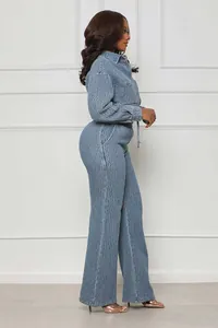 Elegante conjunto de mezclilla texturizada con chaqueta de manga larga y pantalón ancho