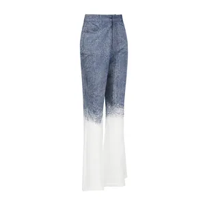 Elegante high-waist uitlopende broek met blauw-wit kleurverloop en denimtextuur design.