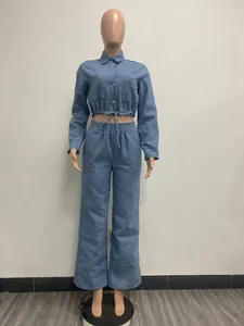 Vista frontal del conjunto azul retro de estilo denim con camisa y pantalón largo.