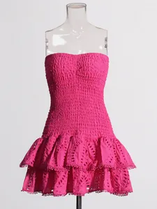 Sexy magenta roze strapless mini-jurk met eyelet borduursel en gelaagde rucheszoom