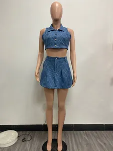 Vue détaillée d'un ensemble deux pièces en jean délavé avec motif à carreaux sur mannequin