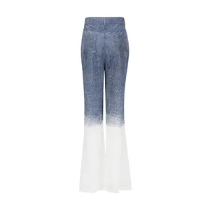 Achteraanzicht van deze uitlopende broek met hoge taille en blauw-wit kleurverloop