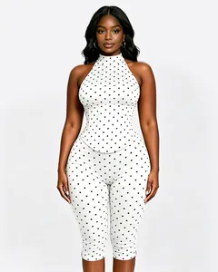 Combinaison licou à pois élégante avec taille corset et pantalon capri blanc chic