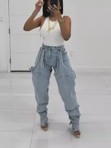 Vue complète d'un jean taille haute avec découpes uniques et détails en patchwork.