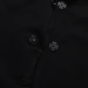 Detaillierte Makroansicht der einzigartigen schwarzen Knöpfe an diesem eleganten Anzug.