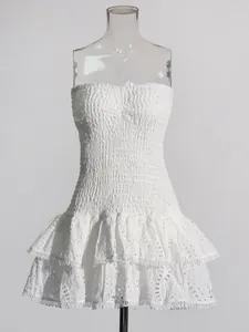 Sexy witte geborduurde strapless mini-jurk met gelaagde ruches aan de onderkant voor dames