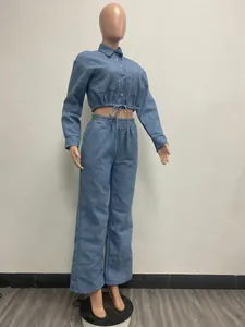 Vista completa de un conjunto azul de dos piezas con top corto y pantalones anchos