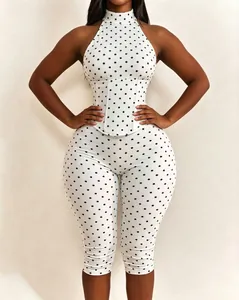 Vue détaillée de la combinaison blanche à pois avec col licou et taille corsetée