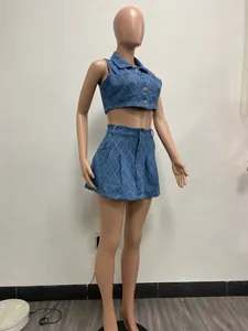 Ensemble deux pièces en jean délavé avec motif losanges, crop top sans manches et jupe