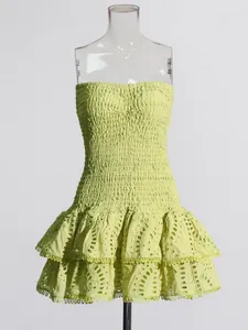 Strapless limoengroene mini-jurk met geborduurde ruches en gesmokt lijfje voor de lente