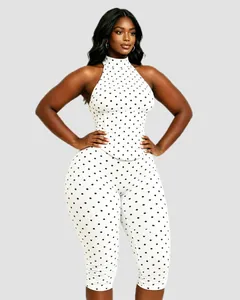Détail d'une combinaison dos nu blanche à pois avec taille corset et pantalon court.