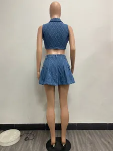 Vue arrière d'un ensemble deux pièces en jean délavé à motif quadrillé bleu chic.
