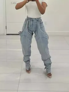 Modèle portant un jean en denim ajouré irrégulier avec tissu extensible taille haute