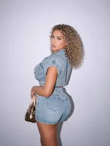 Fashionable western style casual blue denim two-piece crop top and shorts set for women