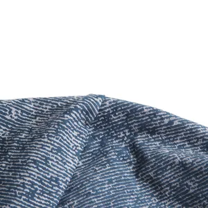 Macro-detail van de textuur van de gradiënt denim stof en hoogwaardige stiksels