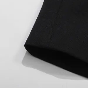 Nahaufnahme des hochwertigen schwarzen Stoffes und der feinen Nähte des eleganten Rocks.