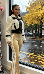 Detailopname van een stijlvolle winterjas van imitatiebont en leer met een flared broek