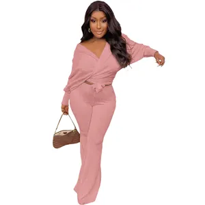Completo due pezzi rosa a costine con top a incrocio e pantaloni a zampa a vita alta