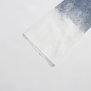 Detailopname van de blauw-witte gradiënt stoftextuur op de mouw van het denim overhemd