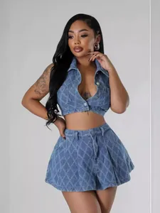 Ensemble en jean deux pièces chic avec haut sans manches à carreaux et jupe plissée