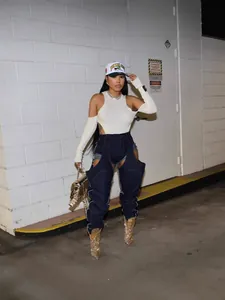 Pantalon en jean extensible tendance avec découpes irrégulières et détails de fermeture