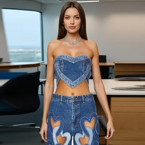 Dettaglio di un top a fascia in denim a cuore e jeans cut-out su una modella in ufficio
