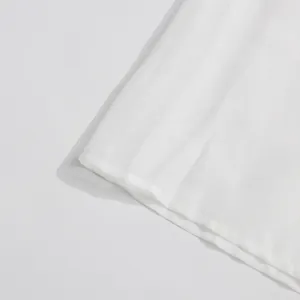 Gedetailleerde macro-opname van de delicate witte halfdoorzichtige zoom en stiksels