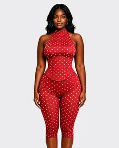 Combinaison licou rouge à pois avec taille corset flatteuse et jambes longueur 7/8.