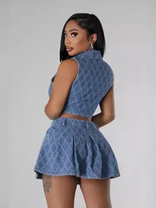 Ensemble deux pièces en jean bleu délavé sans manches avec motif losanges et jupe plissée